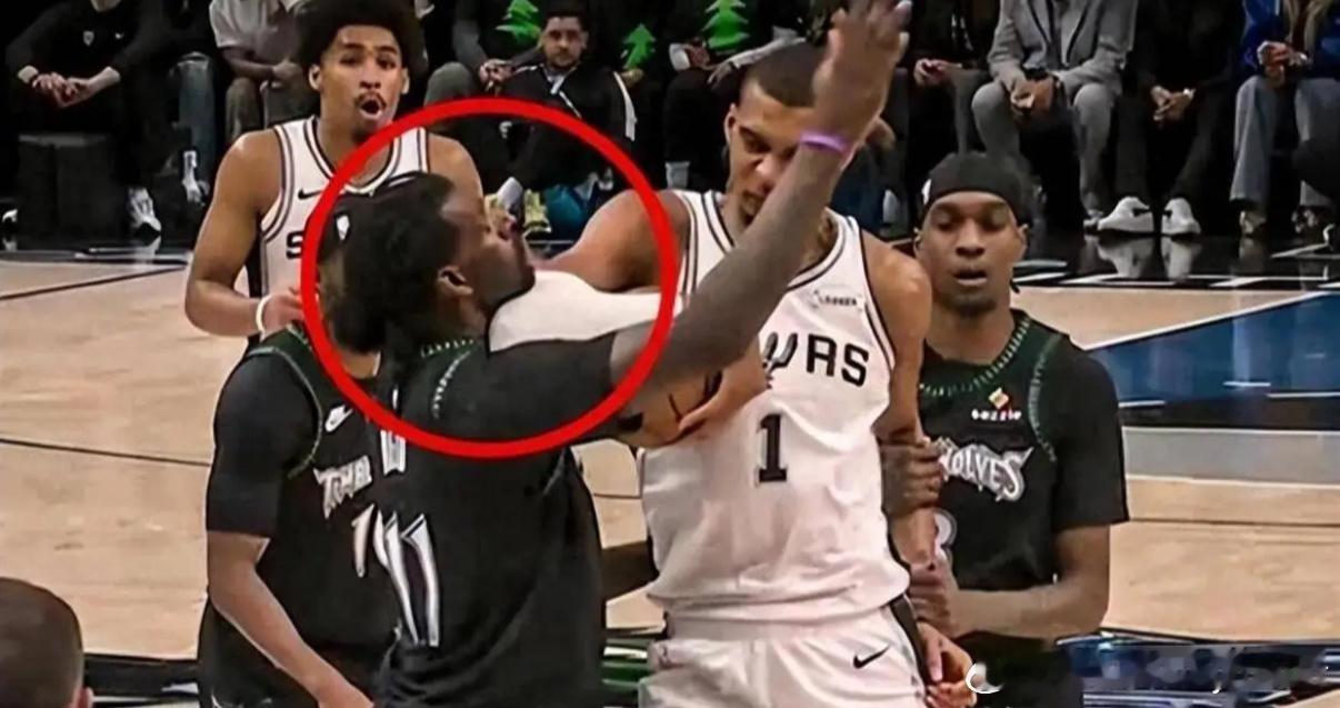 随着文班亚马因恶意犯规被直接驱逐出场，NBA联盟再次陷入了“保雷霆阴谋论”的质疑