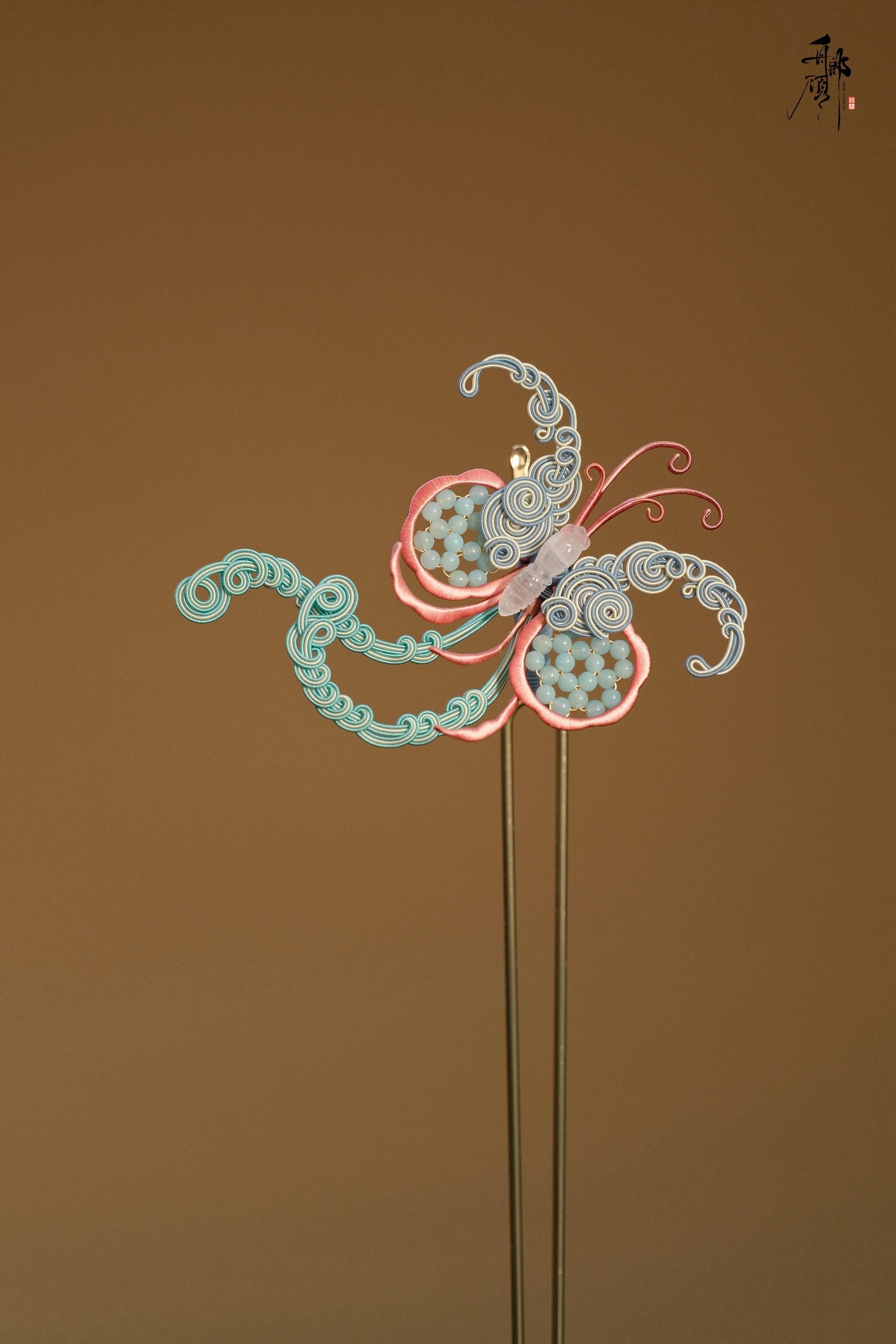 线与珠，停在风里的一瞬。