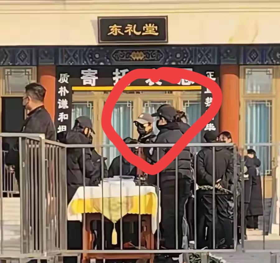 唐嫣现身罗晋父亲葬礼
夫妻二人一直手挽着手
打碎所有离婚谣言
这几天罗晋应该心力