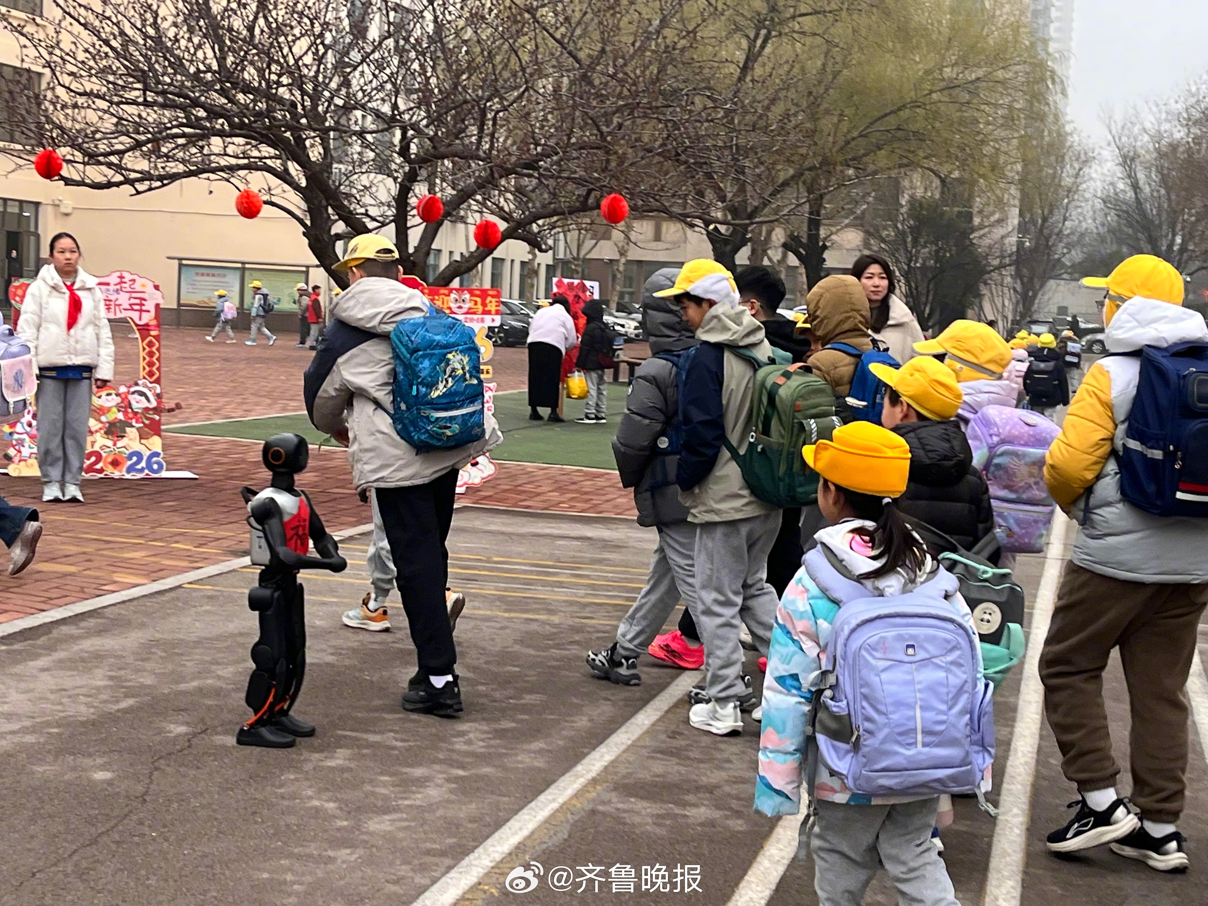 #2026山东春季开学#【#机器人仿生机器狗与返校学生互动#】3月4日，济南市市