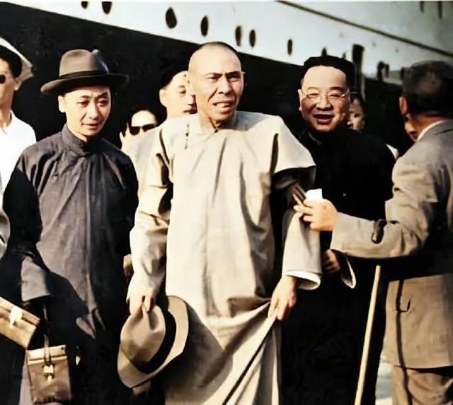 1949年，杜月笙抵达香港，在门生的搀扶下走出码头，此时的他已经疾病缠身。195