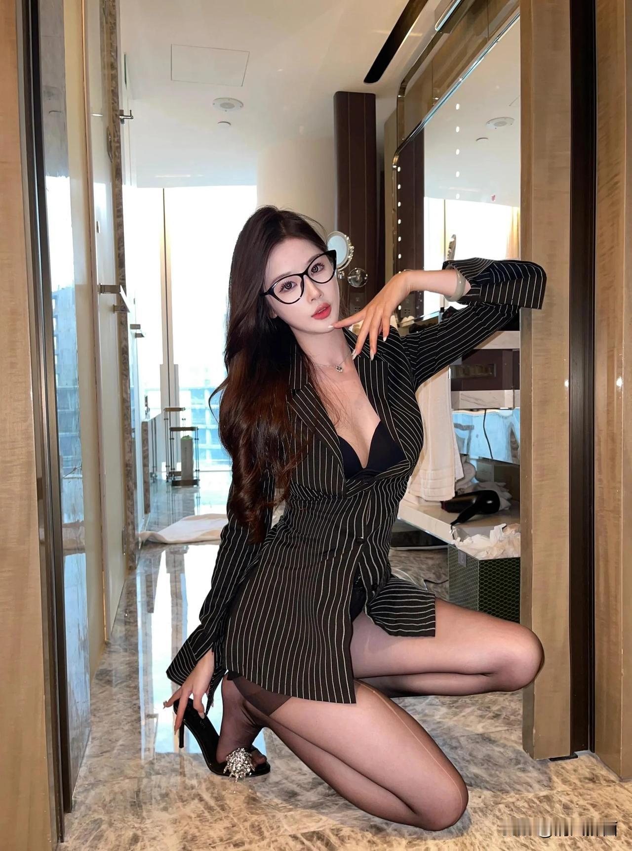 性感妩媚似妖女，玉体玲珑美如画#美艳迷人震人心# #妩媚佳人分享# #风韵女神美