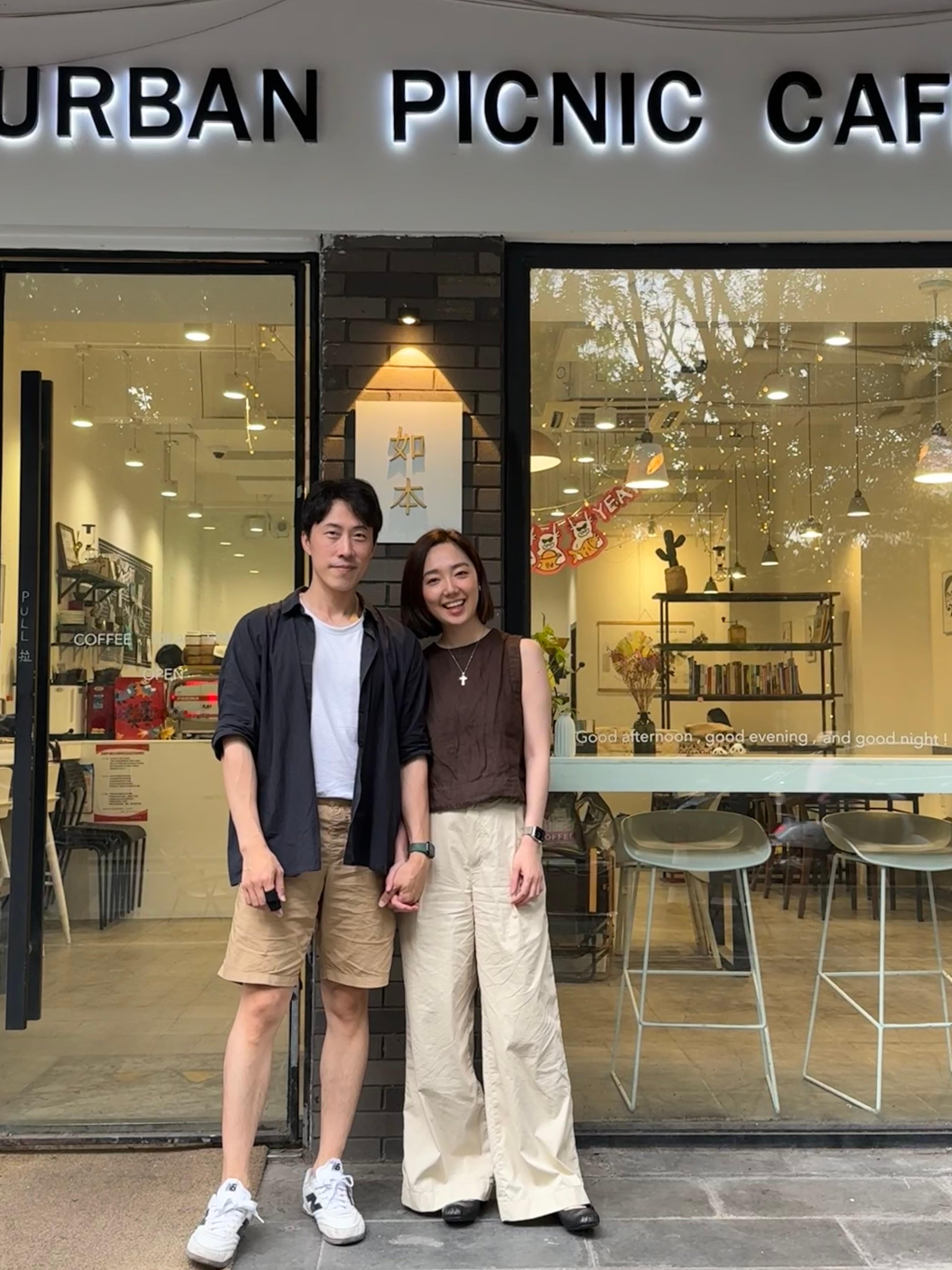 好久不见的一起开店！👫好久好久没有在店门口拍照了。因为最近太热了，坐外面的人变