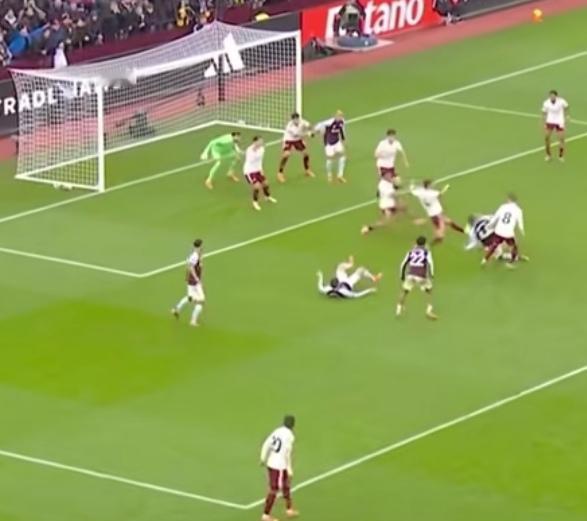 昨晚看阿森纳踢维拉那会
我手里的啤酒都凉透了
上赛季这时候，他们还在积分榜领跑呢