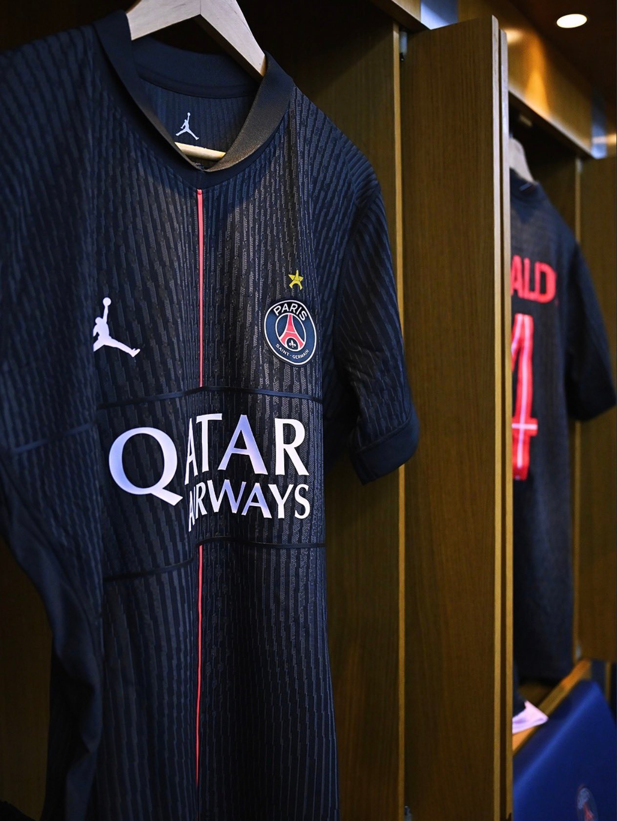 法国球迷俱乐部  巴黎圣日耳曼与乔丹合作推出的2025/26赛季第四球衣，在俱乐