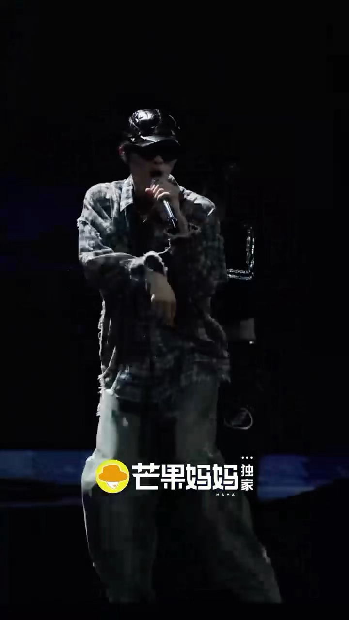檀健次面对镜头挥手哈喽檀健次随性wave格子衫彩排造型清爽，面对镜头挥手哈喽，随
