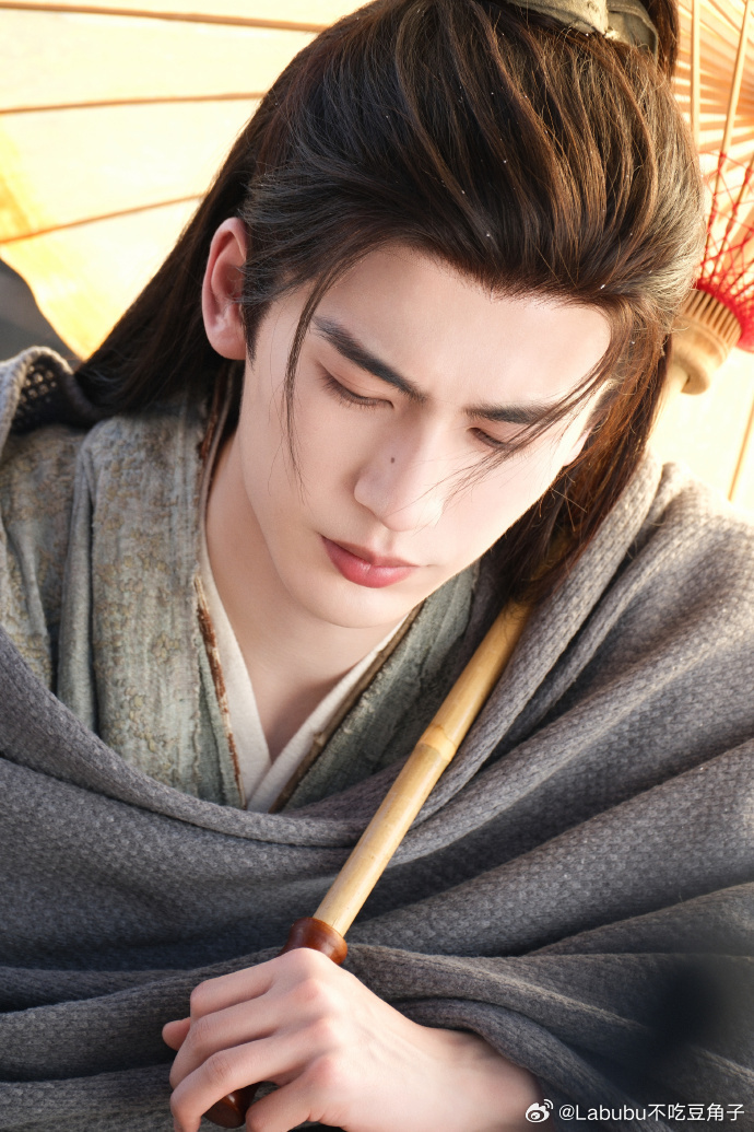 张凌赫素手执伞剧照张凌赫逐玉素手执伞剧照张凌赫诠释的谢征一眼沦陷！素手执伞的古装