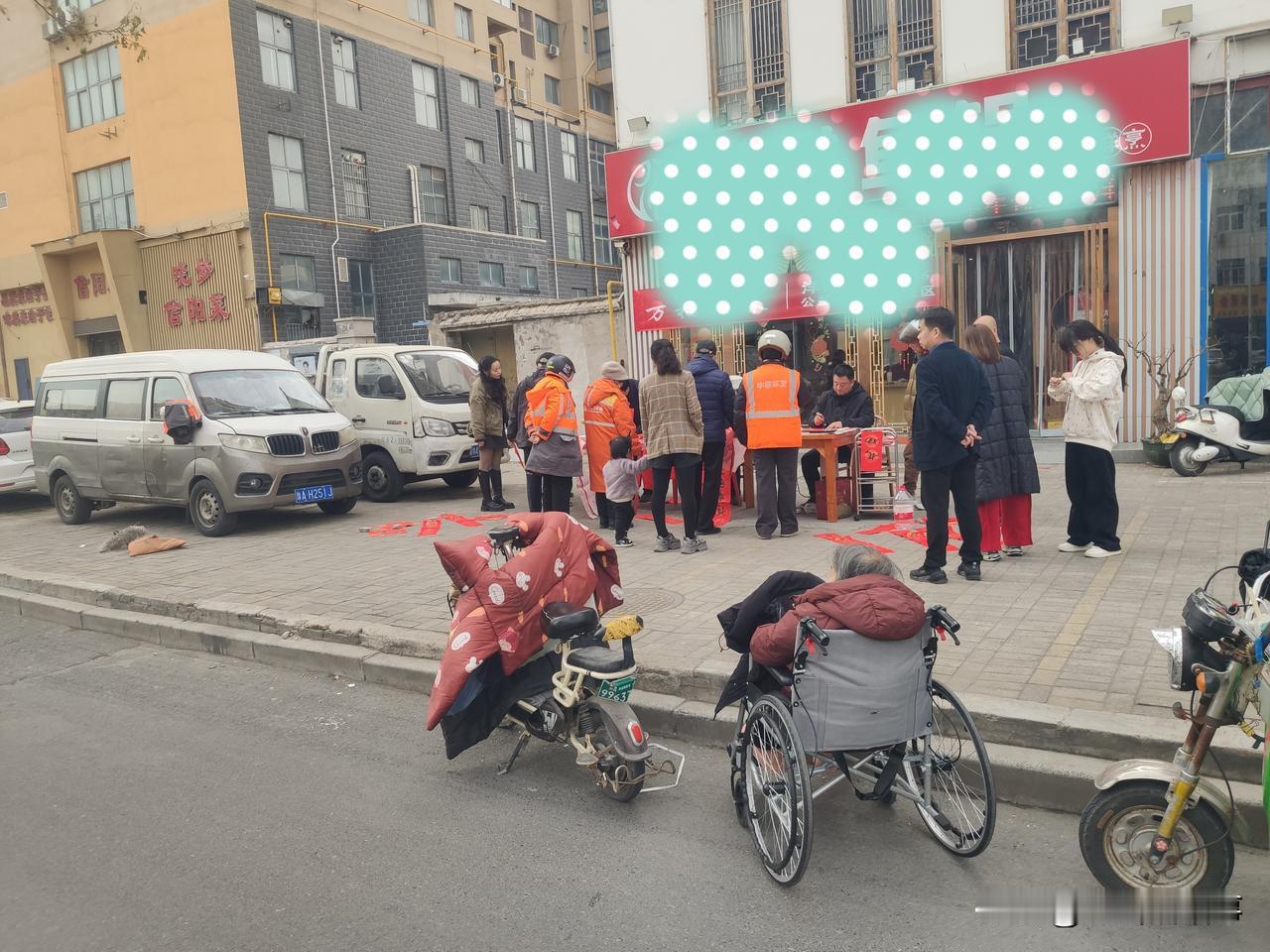 郑州街头随手拍:刚刚途经秦岭路陇海路交叉口附近时，看到路边有人献爱心，现场免费写