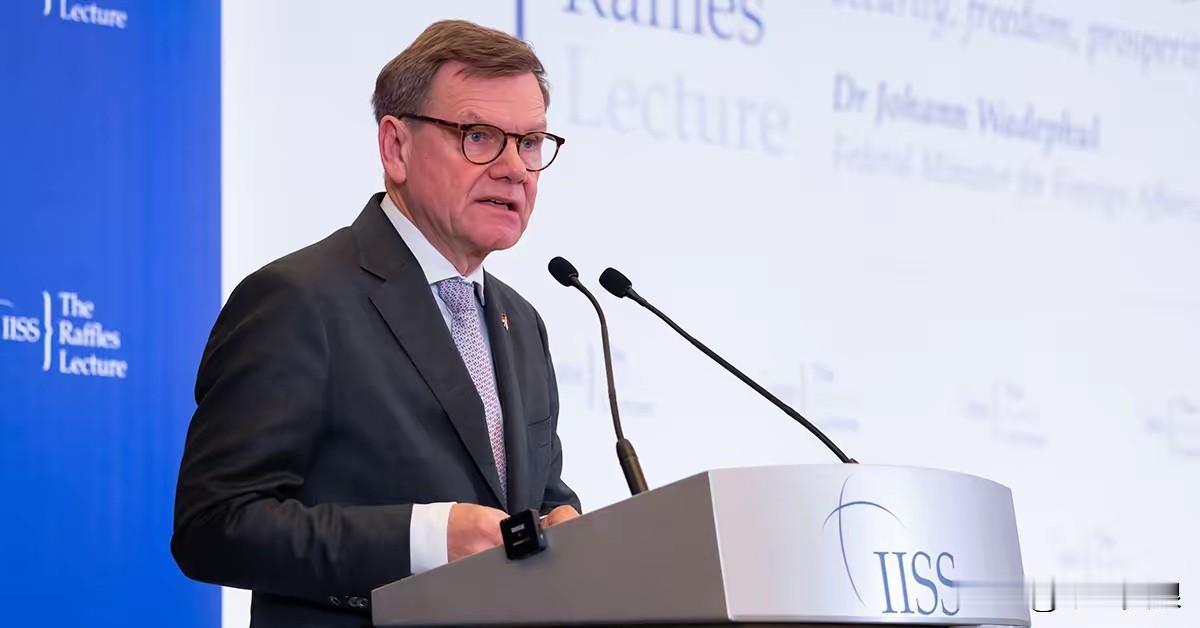 刚刚德国外长瓦德富尔在新加坡公开表示，尽管与美国关系有紧张，但德国坚定站在美国一