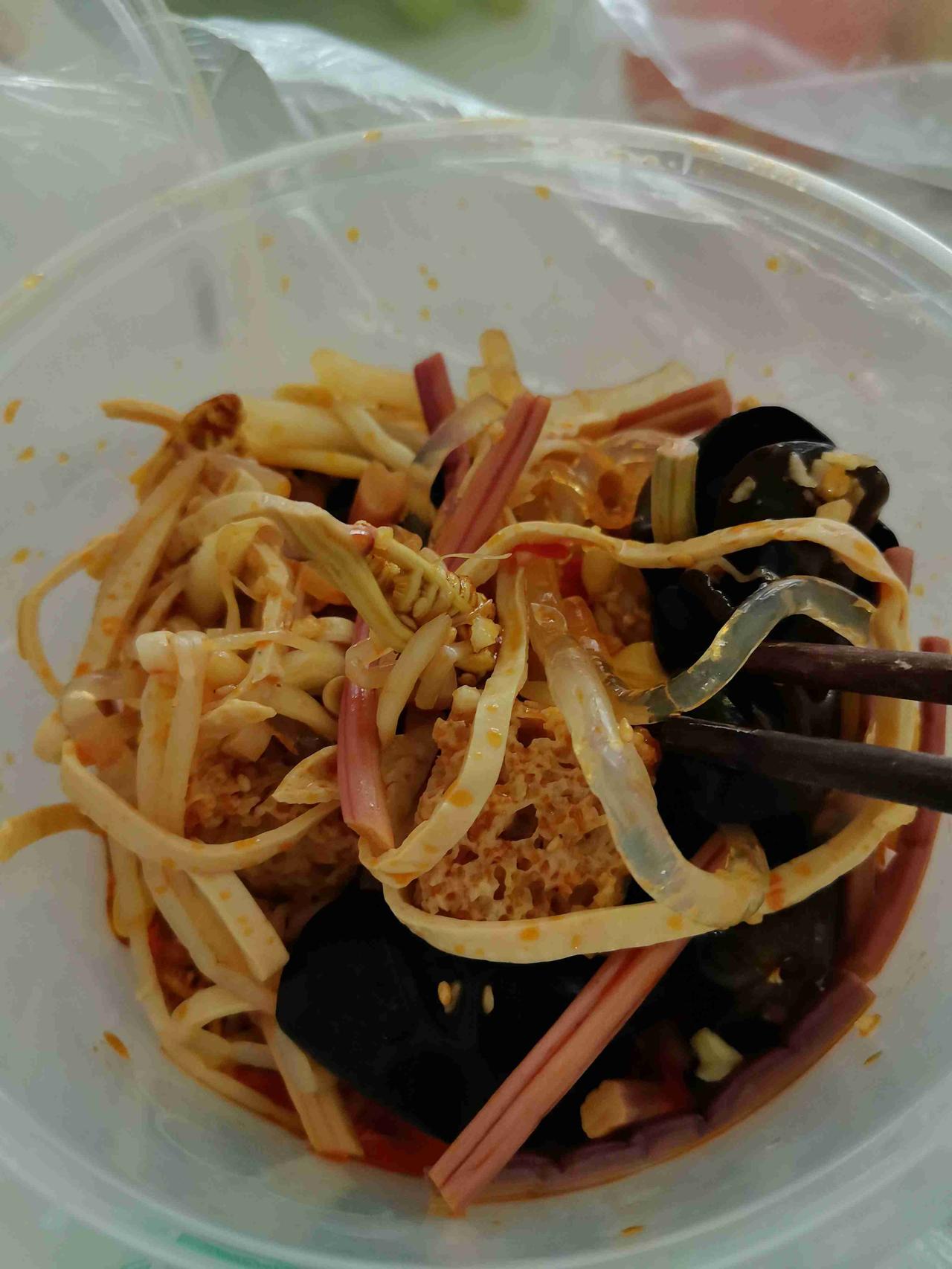 这才是夏天午饭的标配——凉拌菜。
过冷水后的黑木耳、面筋、蕨菜、千张、豆皮、木瓜