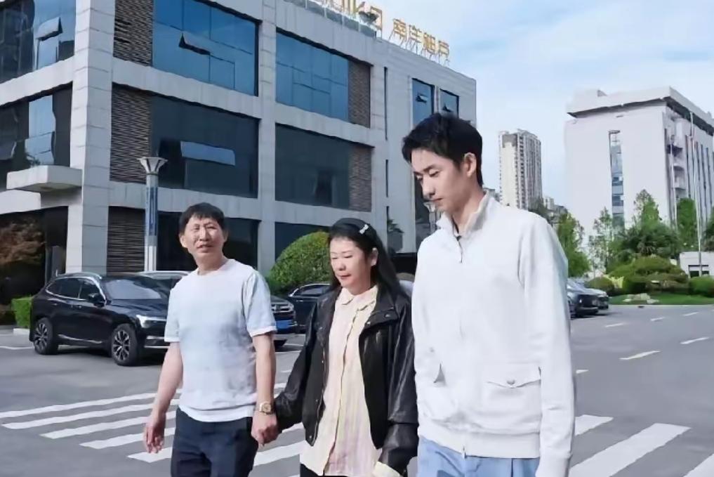 吴宜泽为报恩推掉了西安上百万的剪彩合同，第一站是跟着他爹，提着东西，规规矩矩站在