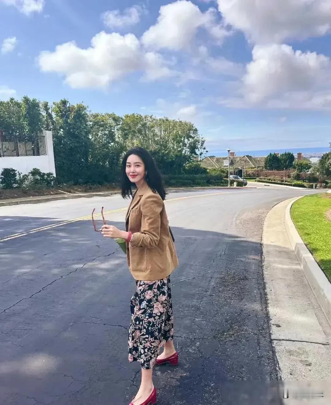 杨采钰懒理别人对她的评价，到处旅游好不惬意。她是混血儿，五官精致漂亮，身材高挑完