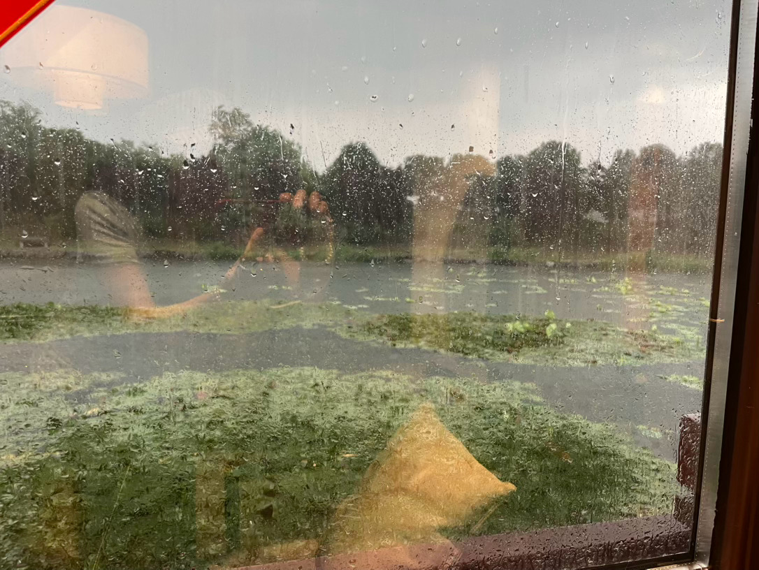 想起上个月还去跑了圆明园，但没有完全跑，我真是被那天北京的雨玩死了，刚开始在长春