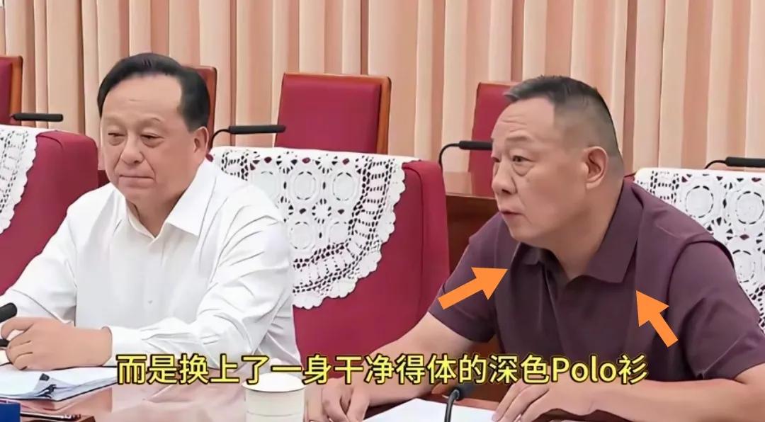 于东来穿一件深红色polo衫上“CCTV新闻联播”。