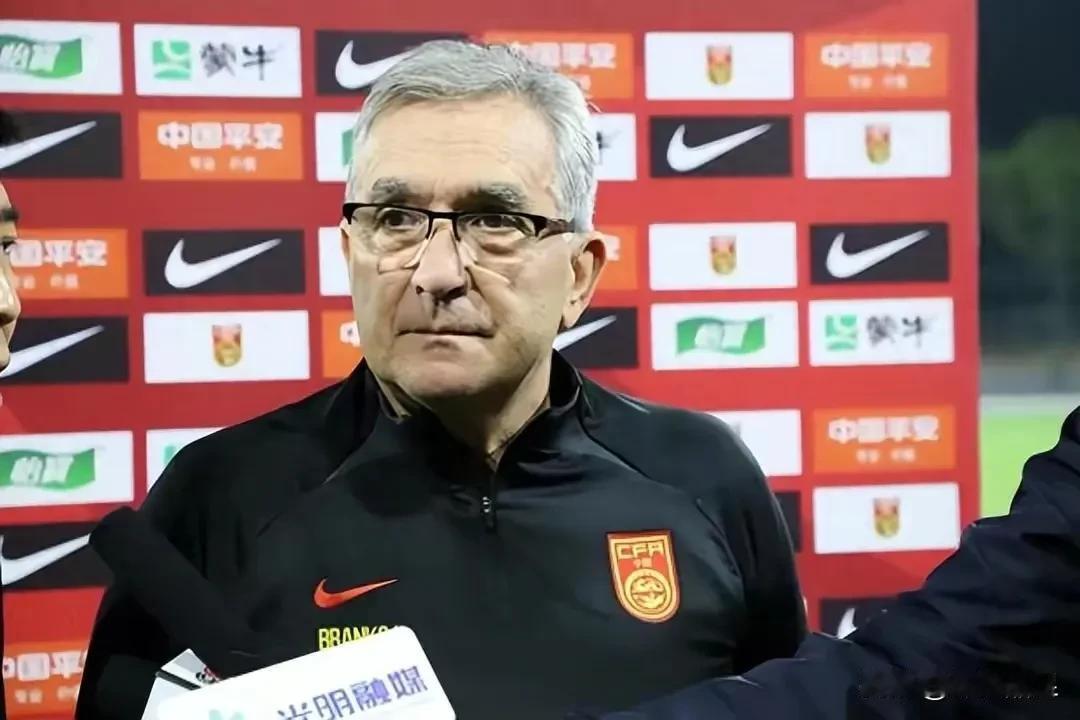 #伊万科维奇发现国足弊病#
集训一周后，伊万指出国足三大问题：
1.基本功不扎实