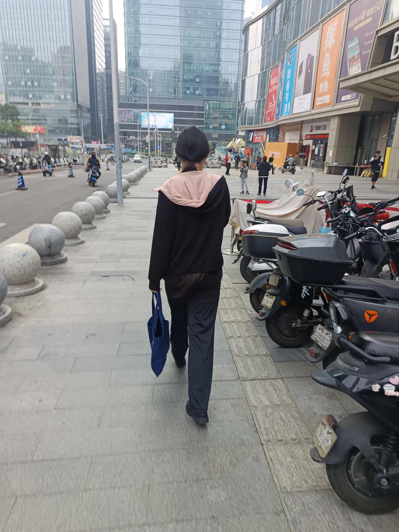 街头随拍，看见一个长发美女，头友快到屁股了，不仔细看，以为长尾巴了，，，[捂脸]