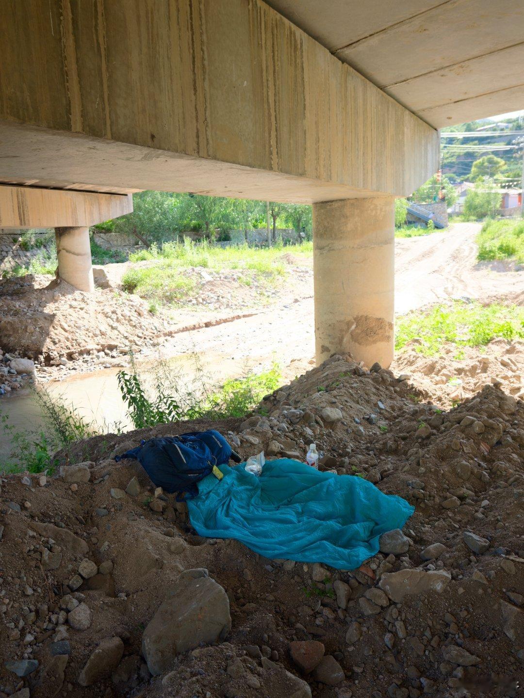 虽然很晒 但是山里温度还行 结果没走两公里一个队员要下撤 死活走不动了 于是收尾