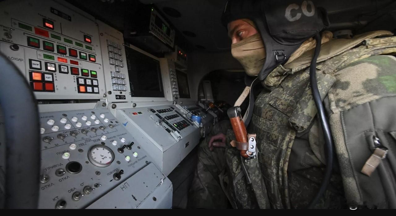 当地时间2月26日，俄罗斯方面发布消息，俄防空部队在境内多地开展防空拦截行动，取