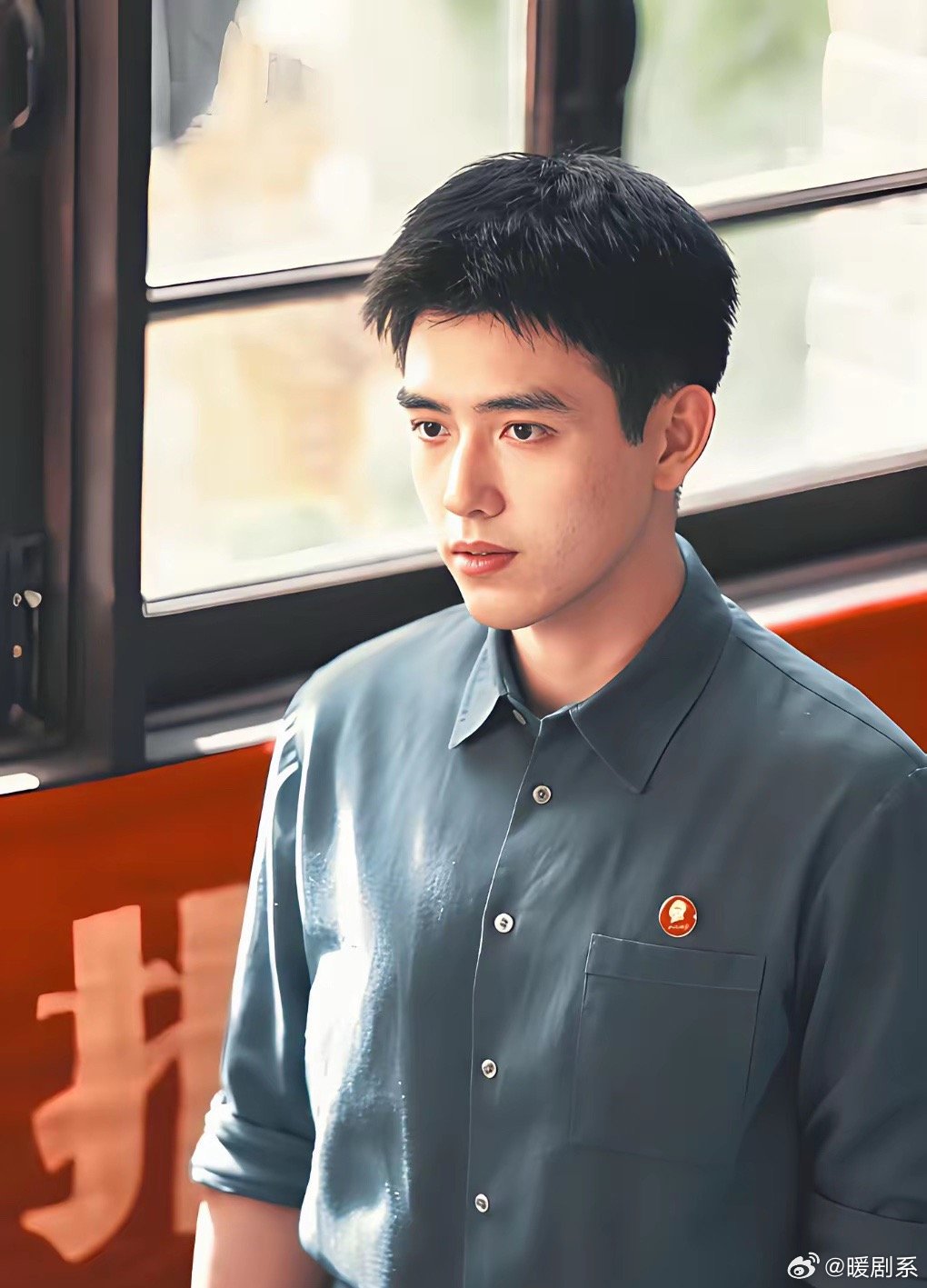 我问在内娱工作的闺蜜，为什么说陈飞宇想红想疯了？闺蜜很认真地说，与其说陈飞宇自己