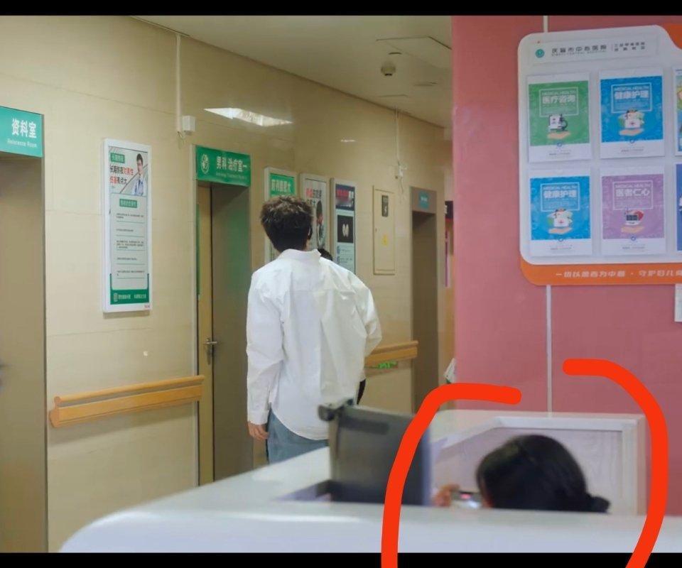 看陷入我们的热恋发现有人偷拍 