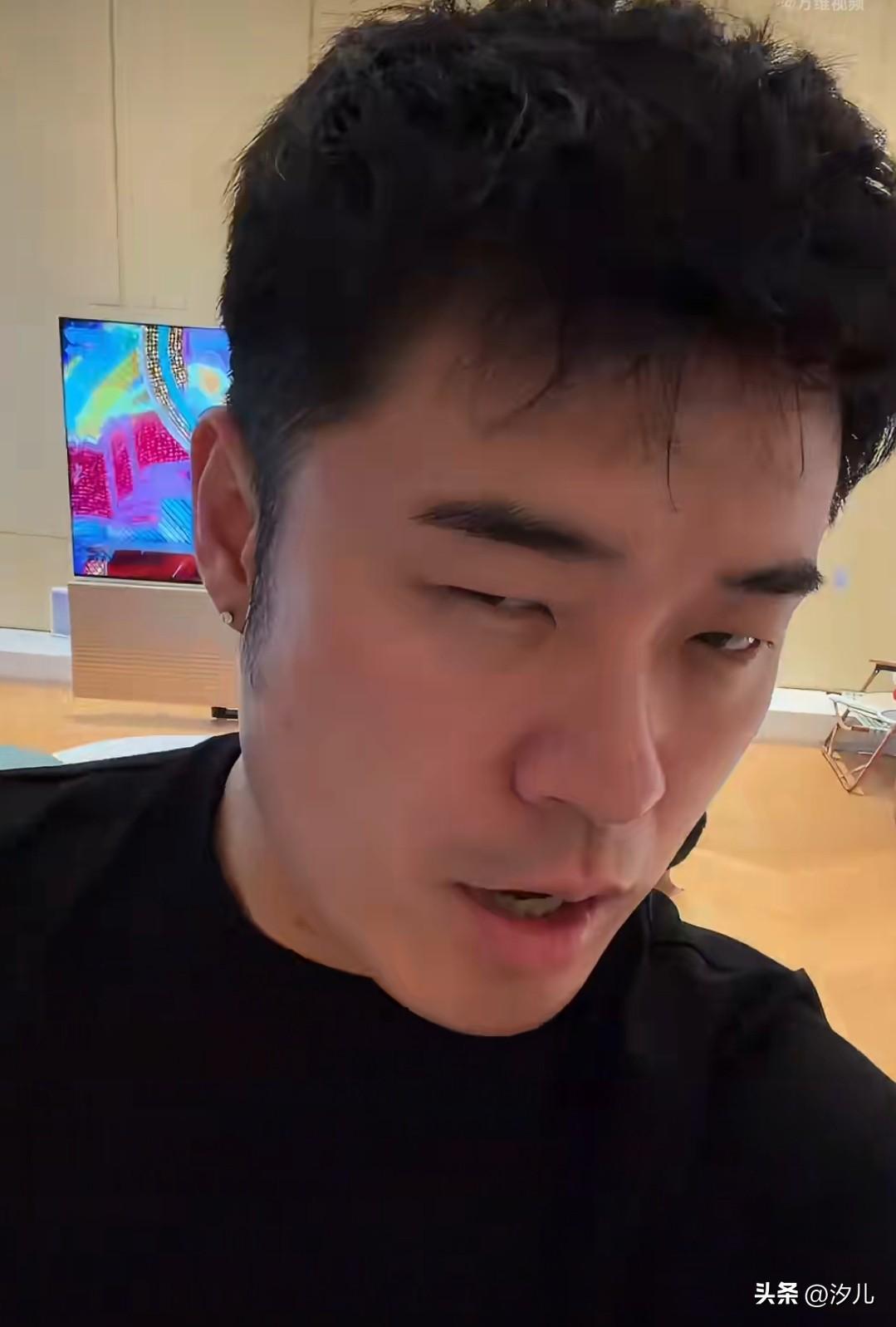 陈赫暑假在家带孩子


带孩子，看陈赫这个样子，头很大啊！在线求救带出抑郁来了[