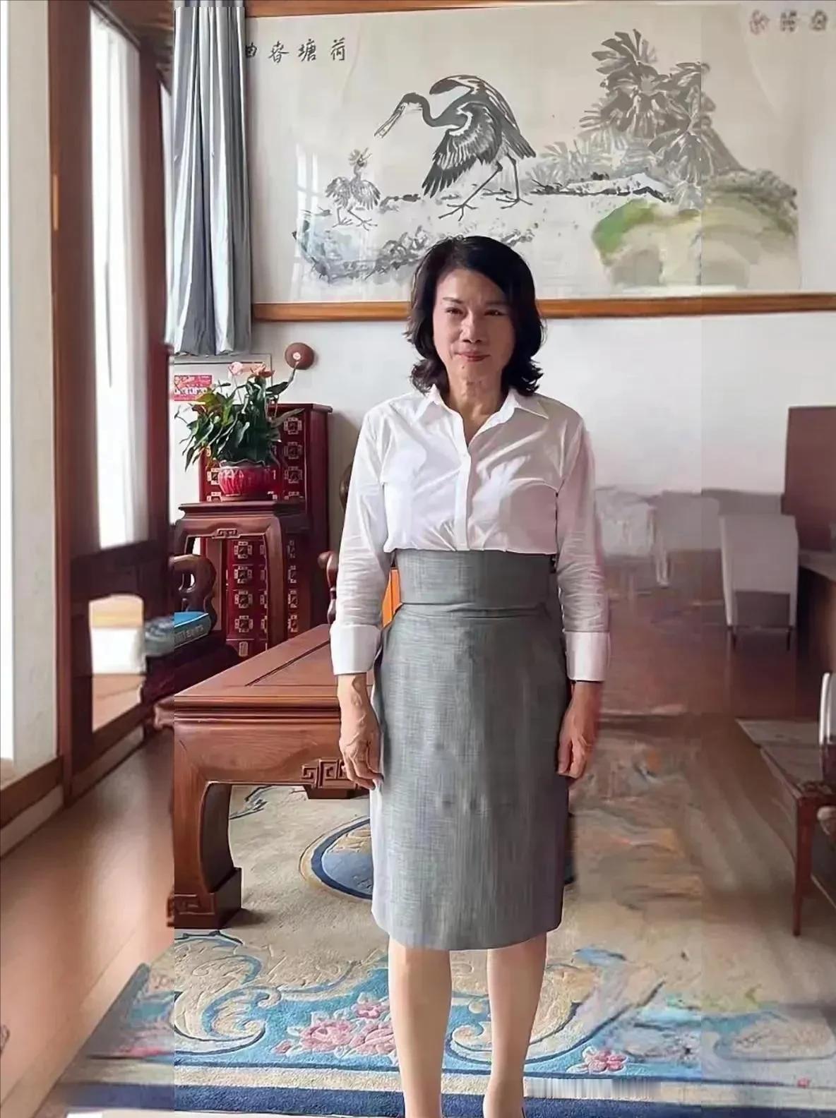 董明珠难得精心打扮一回！70岁穿一身传统职业装得体又端庄，一下子年轻了20岁，让