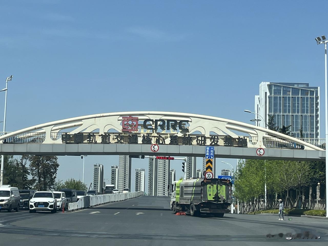 四方瑞昌路立交桥的尽头，是一个特别坎坷的楼盘。

这个盘，在四年前，没有把握住时