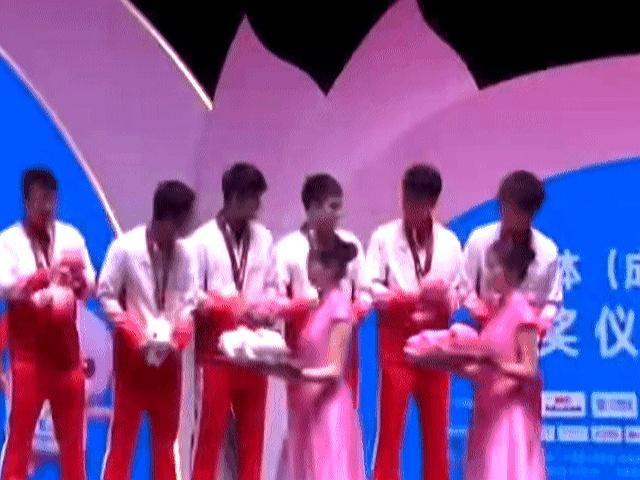 11月20日林高远颁奖典礼和队友换吉祥物，粉色换白色。他混双已经拿过粉色，想换白