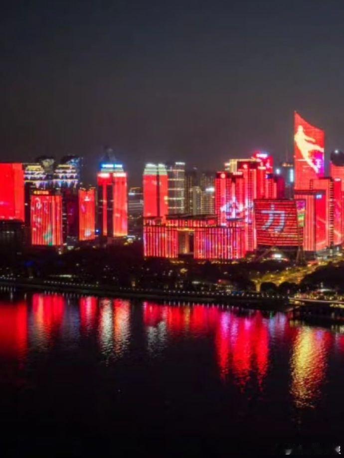 今晚国足赛事现场观众数破纪录杭州红色氛围已经拉满了杭州的气氛，国足的拼搏，一切都
