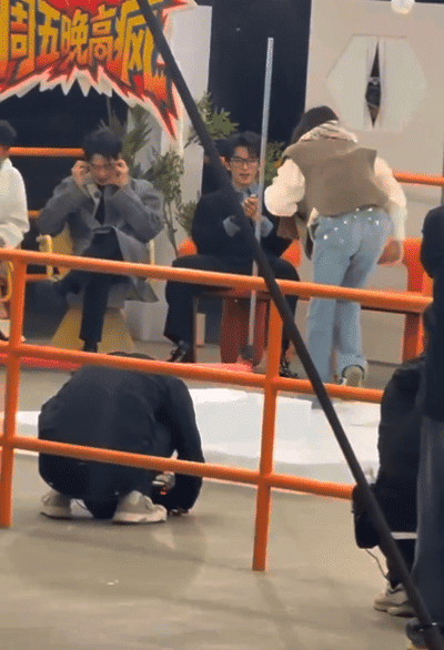 周冬雨躲过了这招没躲过后招 原本以为周冬雨能轻松通关，没想到这躲避游戏这么有“套