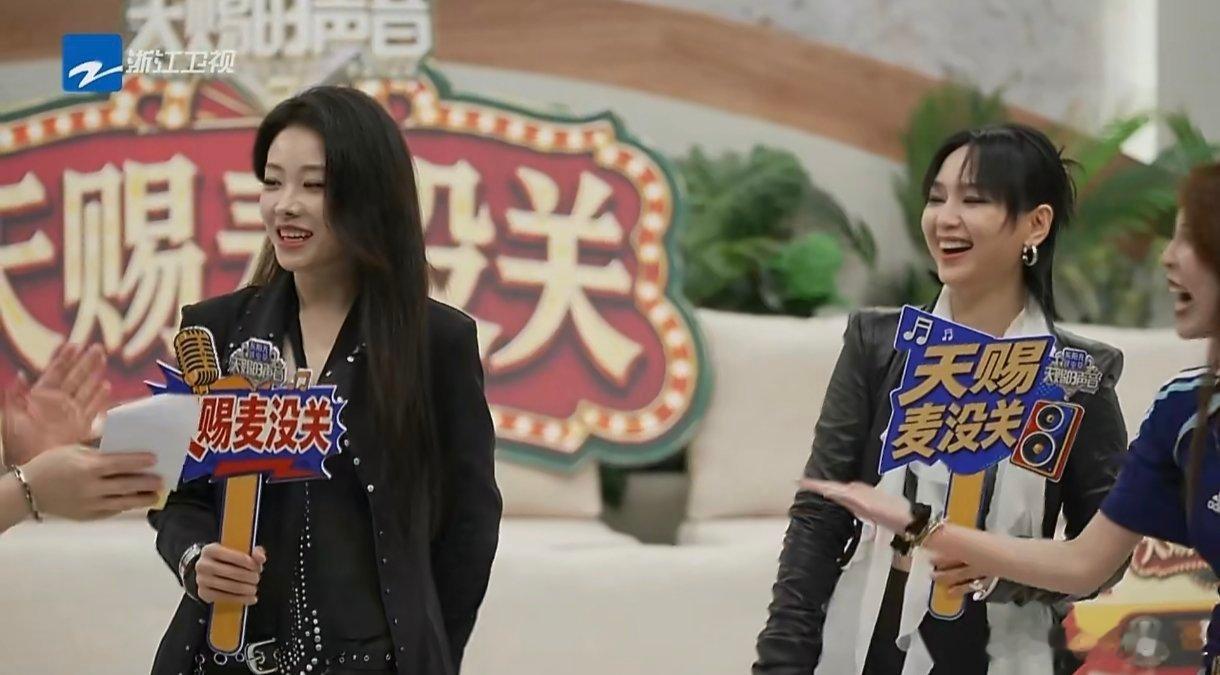 喻言周笔畅彩排笑场日常和朋友上班即视感，认真工作时被同伴注视，转眼就笑到打乱节奏