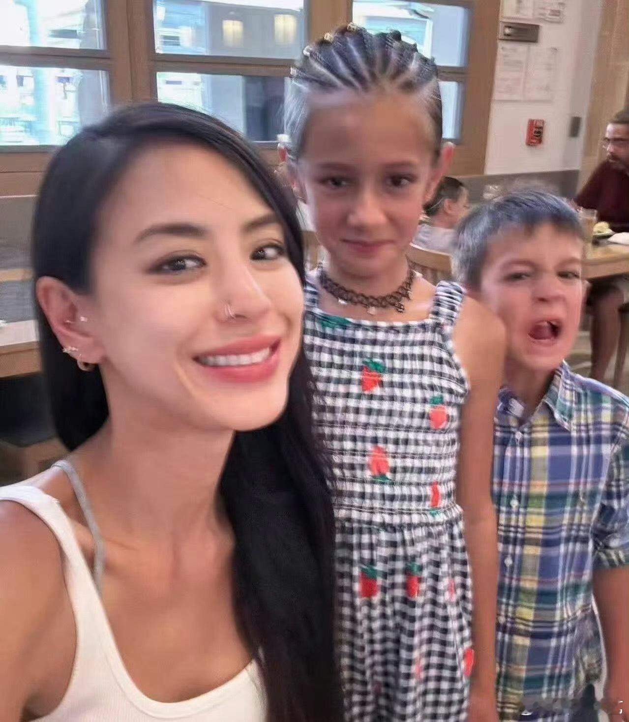 被这一幕暖到～江语晨和孩子们一起追姐姐们的舞台江语晨带孩子们看浪姐乘风2026