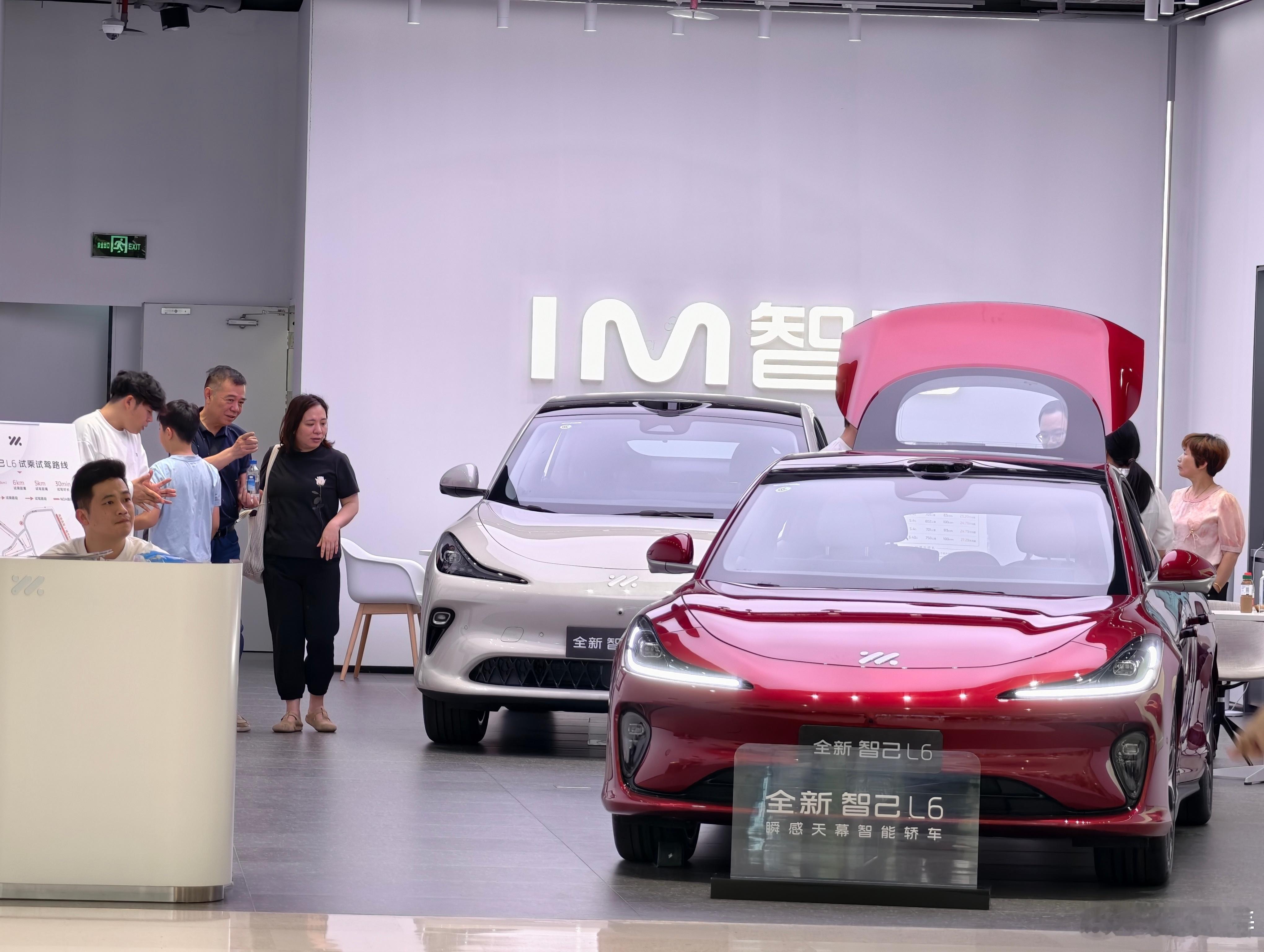 晚上在逛万象城，路过智己汽车店看人还挺多。“好的产品会说话”，这个五一应该能拉不
