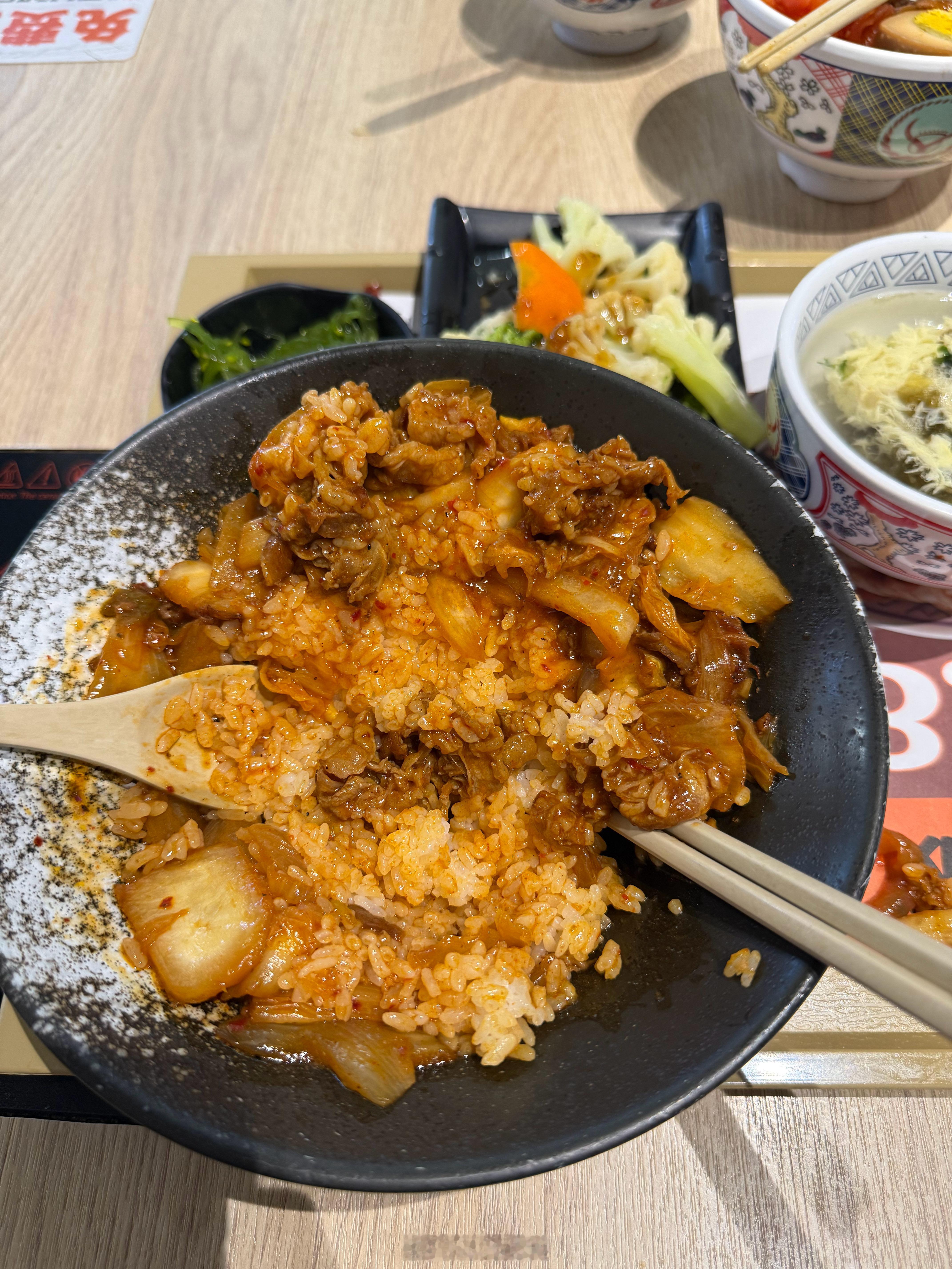 吉野家的饭真的是越来越难吃了，菜超级咸，米饭甚至还不如超市2块钱1斤的那种米。 
