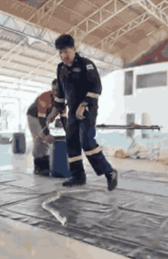 这蛇动作还挺妖娆，最后是被按住“脉门”了？
##
蛇也是郁闷，好端端地，被戏弄了