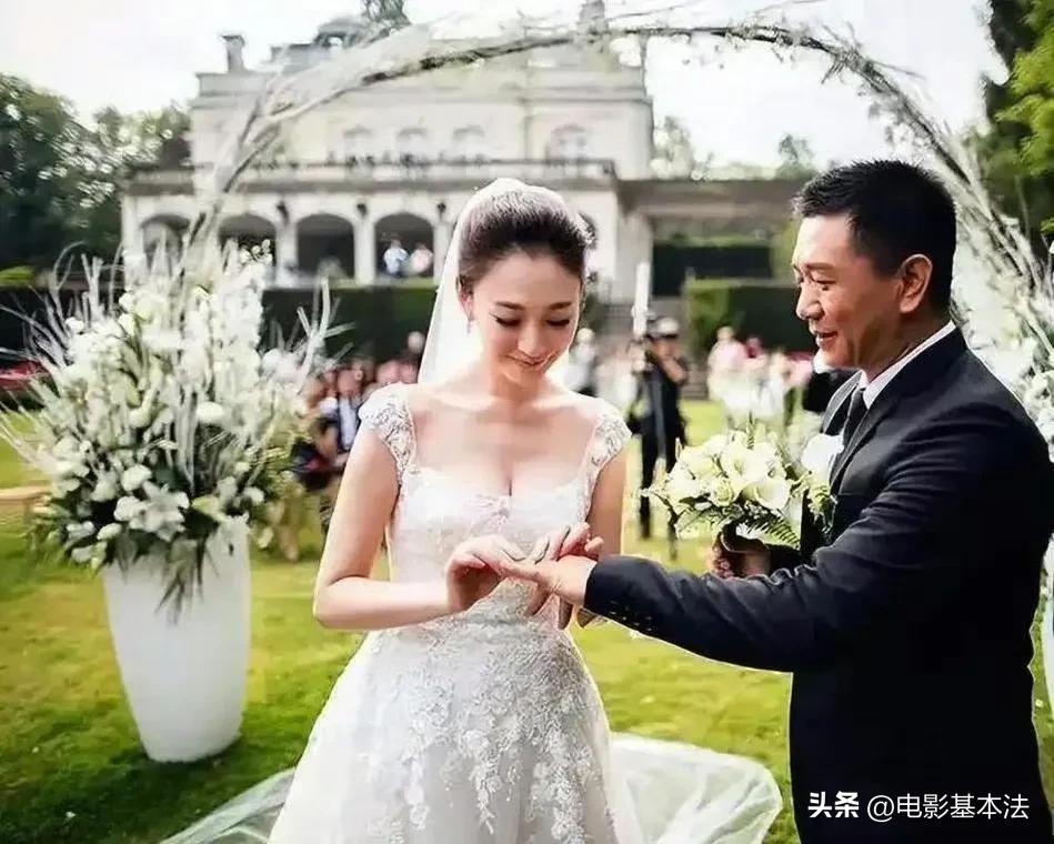 10月19日，李小冉发文承认去年已离婚，暴露了娱乐圈女星婚姻的3个规律:

第一