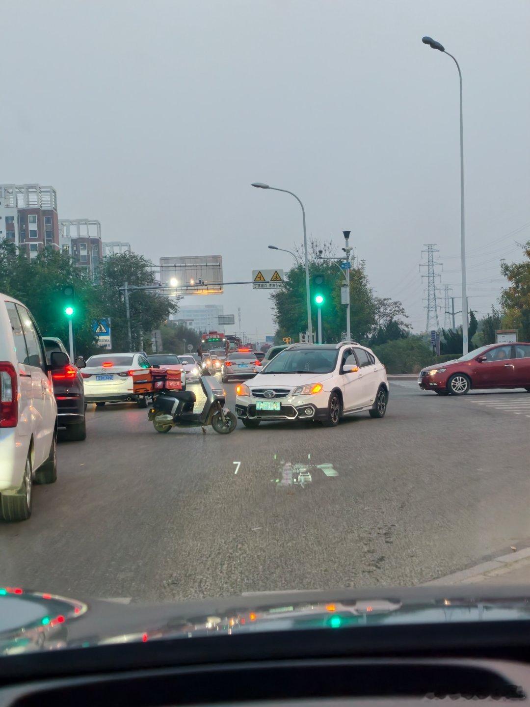 交通事故见多了以后现在过路口哪怕是绿灯我也习惯性的踩脚刹车这跟全不全责没关系，真