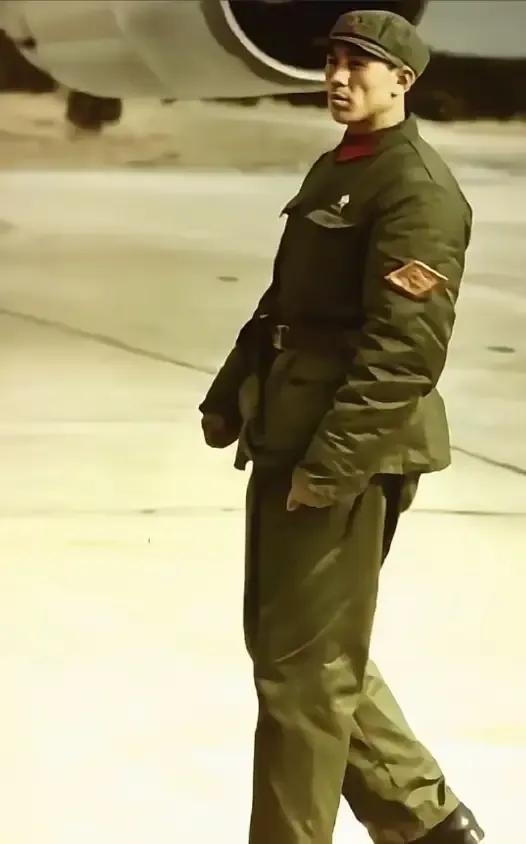 兵王气场杀💥

练家子实锤！不怒自威，眼神笃定，走路带风，不服不行～