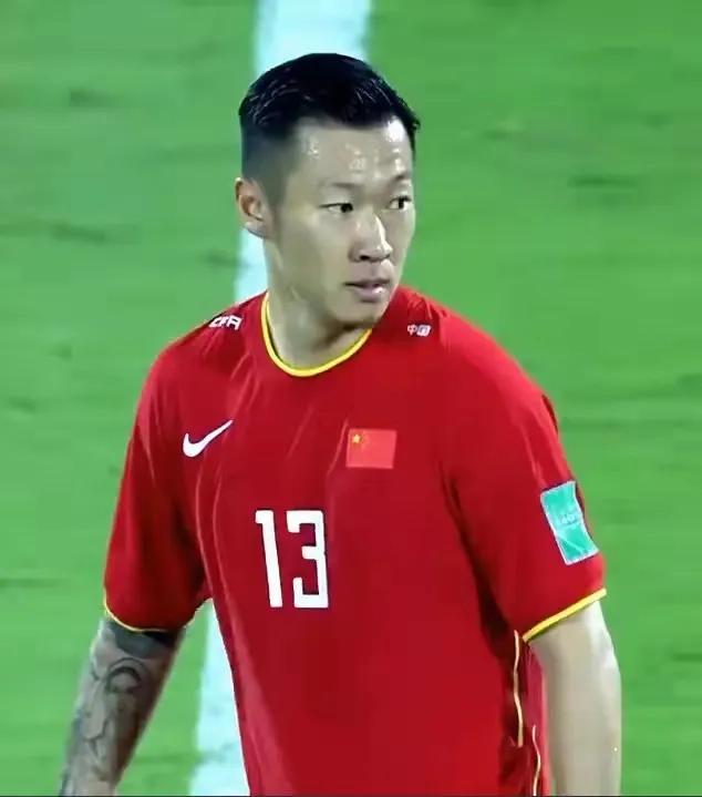 国足战胜香港队，这场主教练无论首发还是替补用人都用对了，双后腰也终于解放了黄政宇