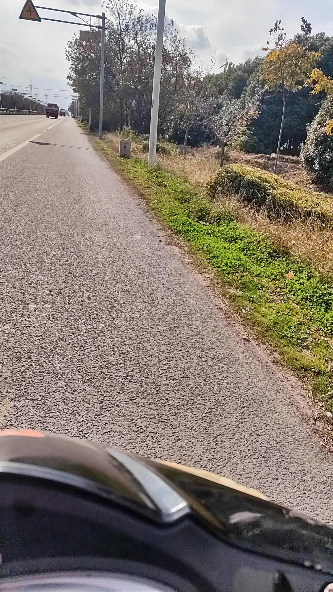 清晨，阳光还羞涩地躲在云层后面，我就已经踏上了送羊肉的小旅程。寒风嗖嗖地吹着，但