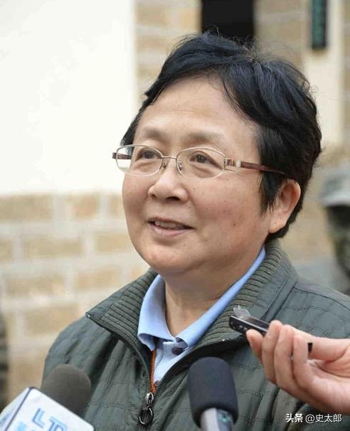 她是陈毅元帅连生三子后盼来的独女陈珊珊。她因“姗姗来迟”视若珍宝，长大后却嫌名字