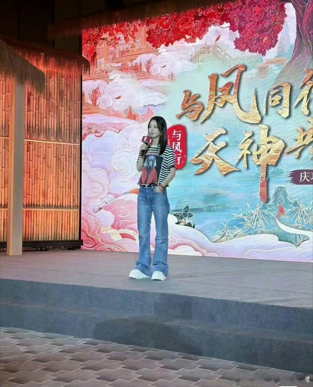 #赵丽颖 赵监制# ​我们王爷不仅打戏流畅，监制水平也是一流[哇]看得出来大家剧