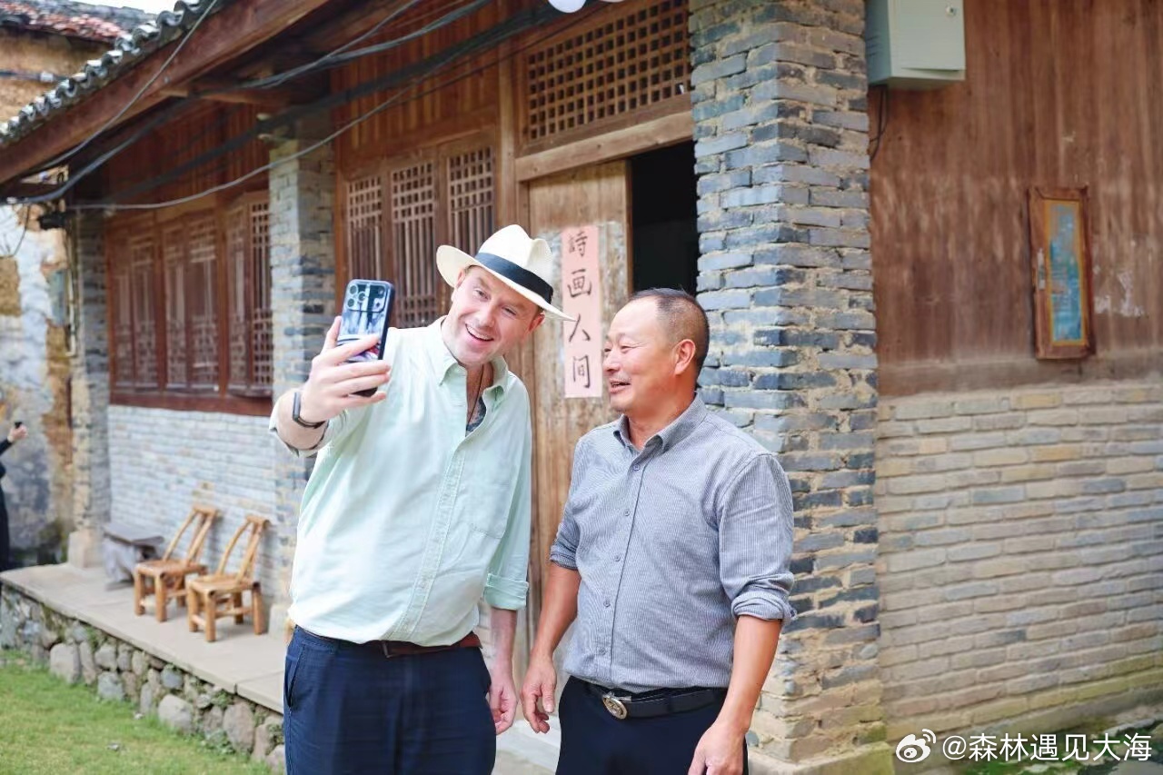 外眼看丽水松阳非遗焕新彩【五国博主齐聚松阳，沉浸式体验非遗魅力】近日，俄、英、巴