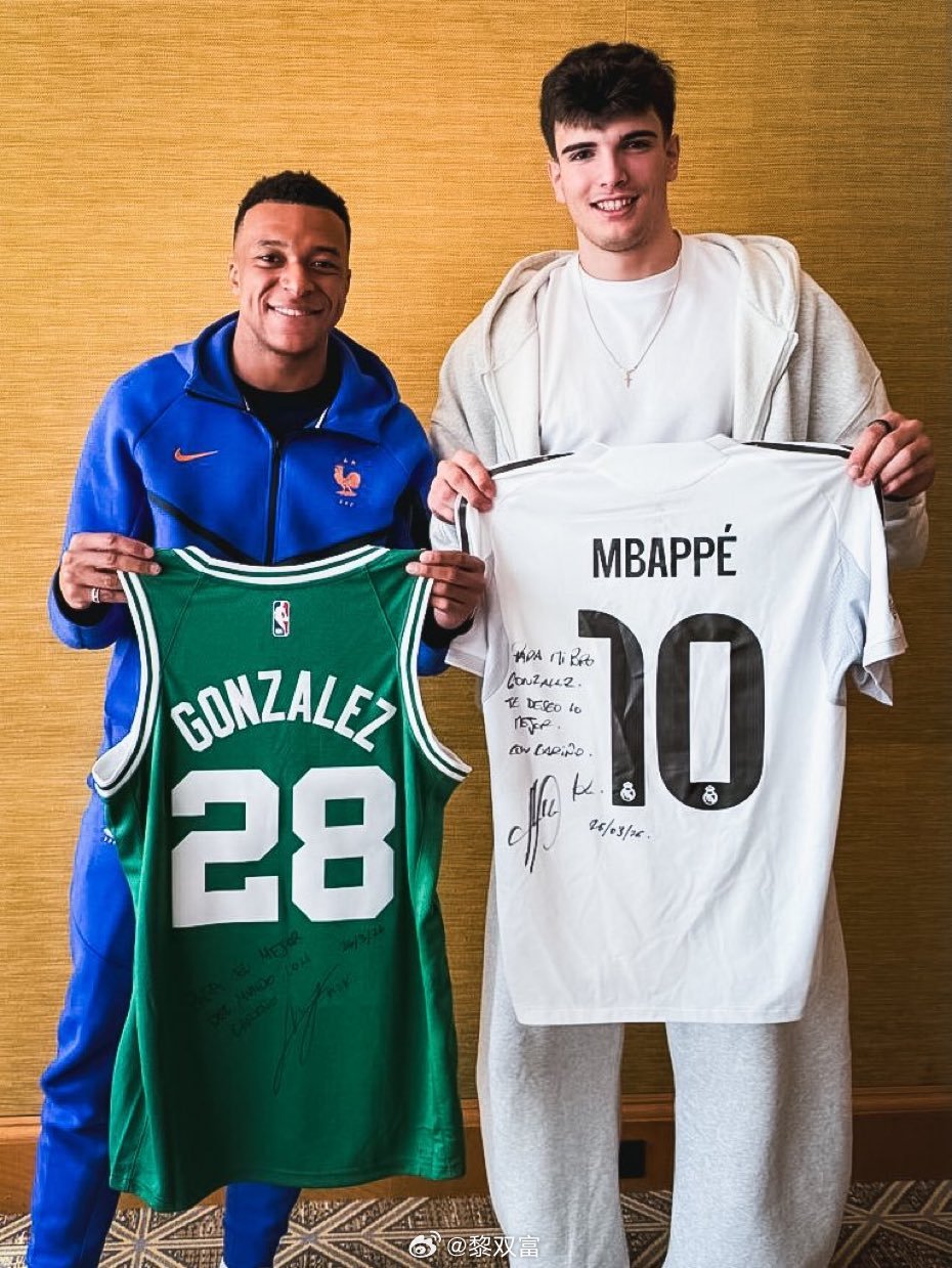 皇马球员和前皇马球员交换球衣。