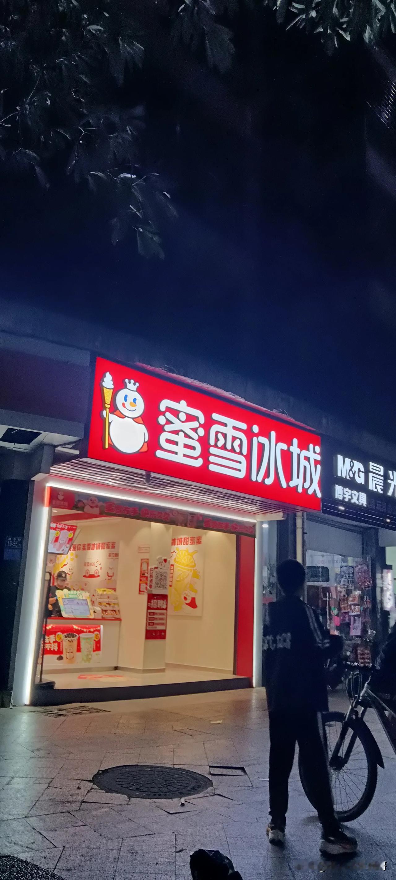 今日天气阴冷，北风啸啸。
这么冷的大冬天，不少年轻人却还喝着各种冷饮。
我在欧洲