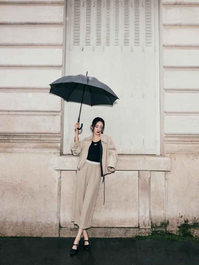 ​#杨幂雨天大片##杨幂雨中撑伞神图#雨的气息在古老的街道上弥漫，杨幂撑伞走过，