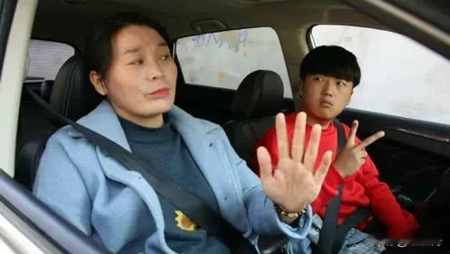 二姨登门来做客，却不欢而去

        母亲跟我们一块同住，两三年里，小我