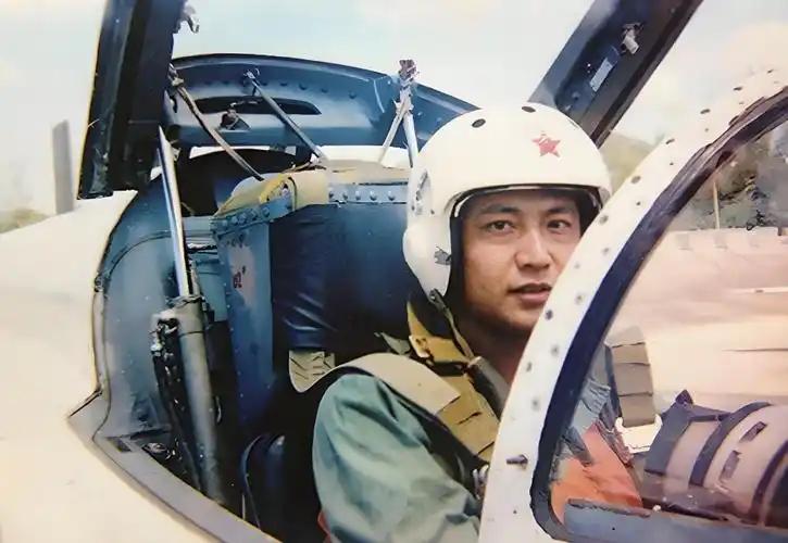 2001年4月1日，王伟跳伞入海。 接下来的14天里，超过10万人次在茫茫大海上