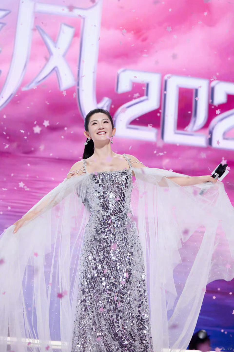 在舞台上转圈圈的娜姐[哇]谢娜也想和姐姐们一起起舞 ​​​