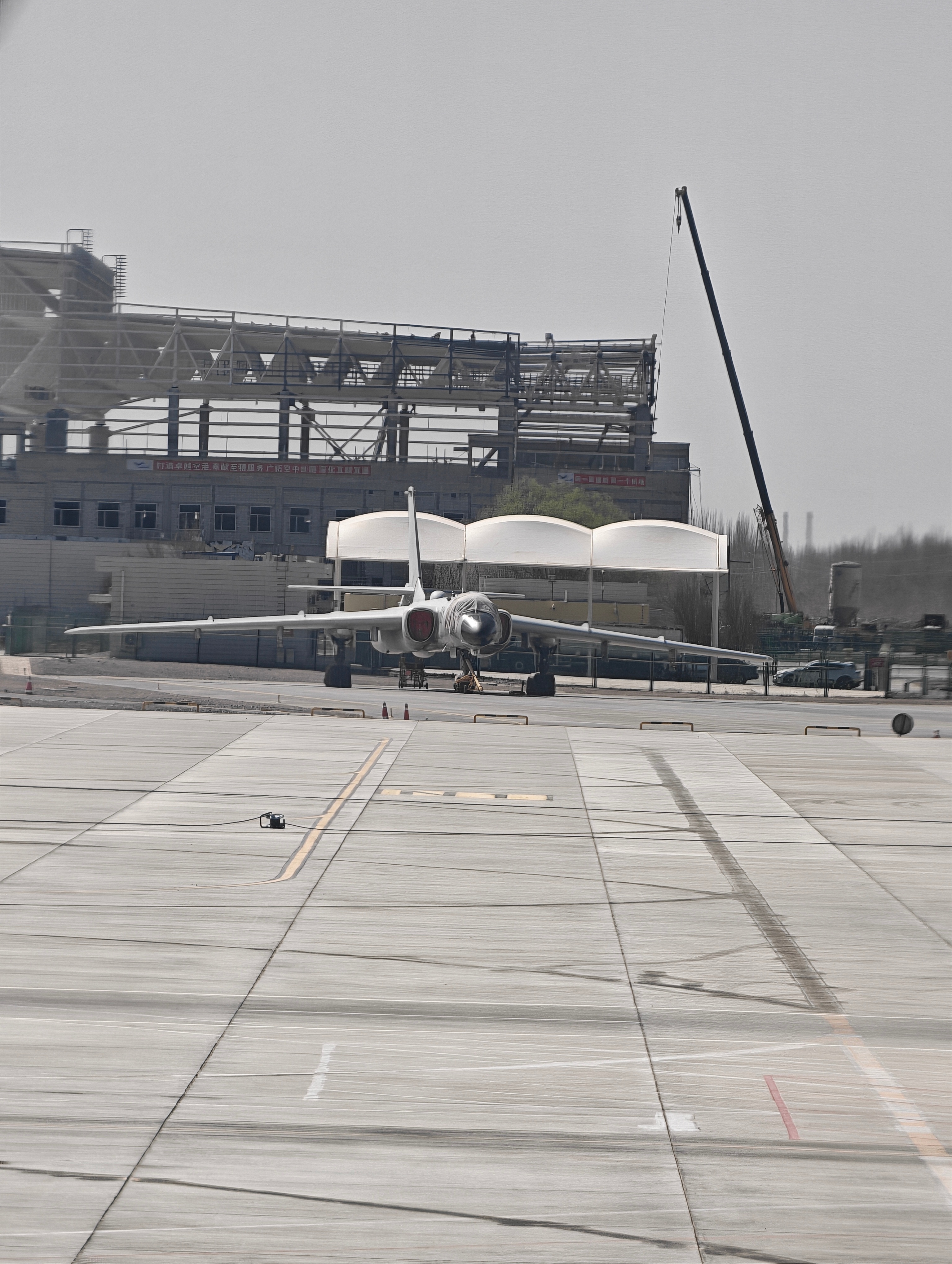 还有个轰6停着呢 敦煌·敦煌莫高国际机场